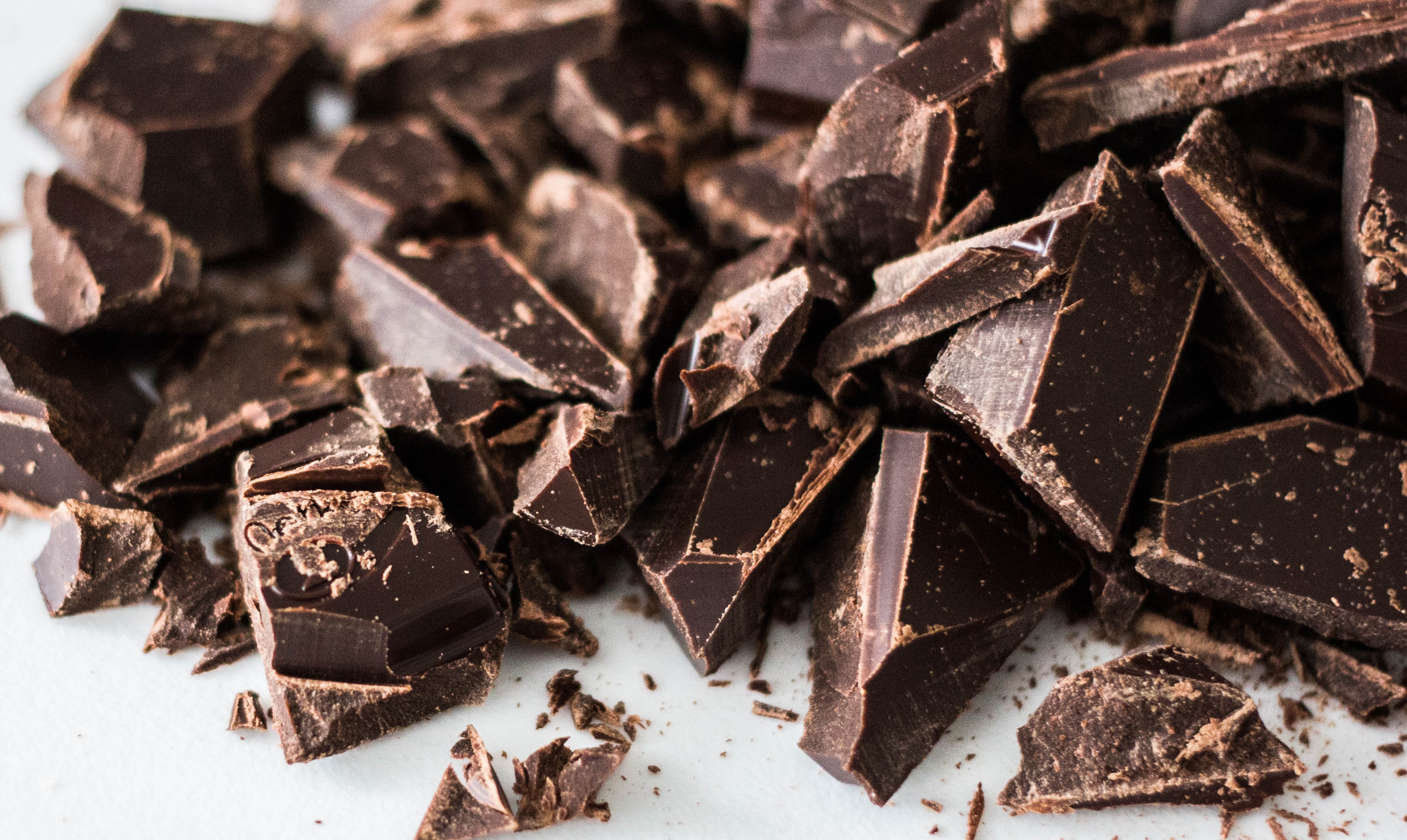 Горький шоколад можно. Какао и темный шоколад. Шоколад Горький. Кусочки шоколада. Черный Горький шоколад.