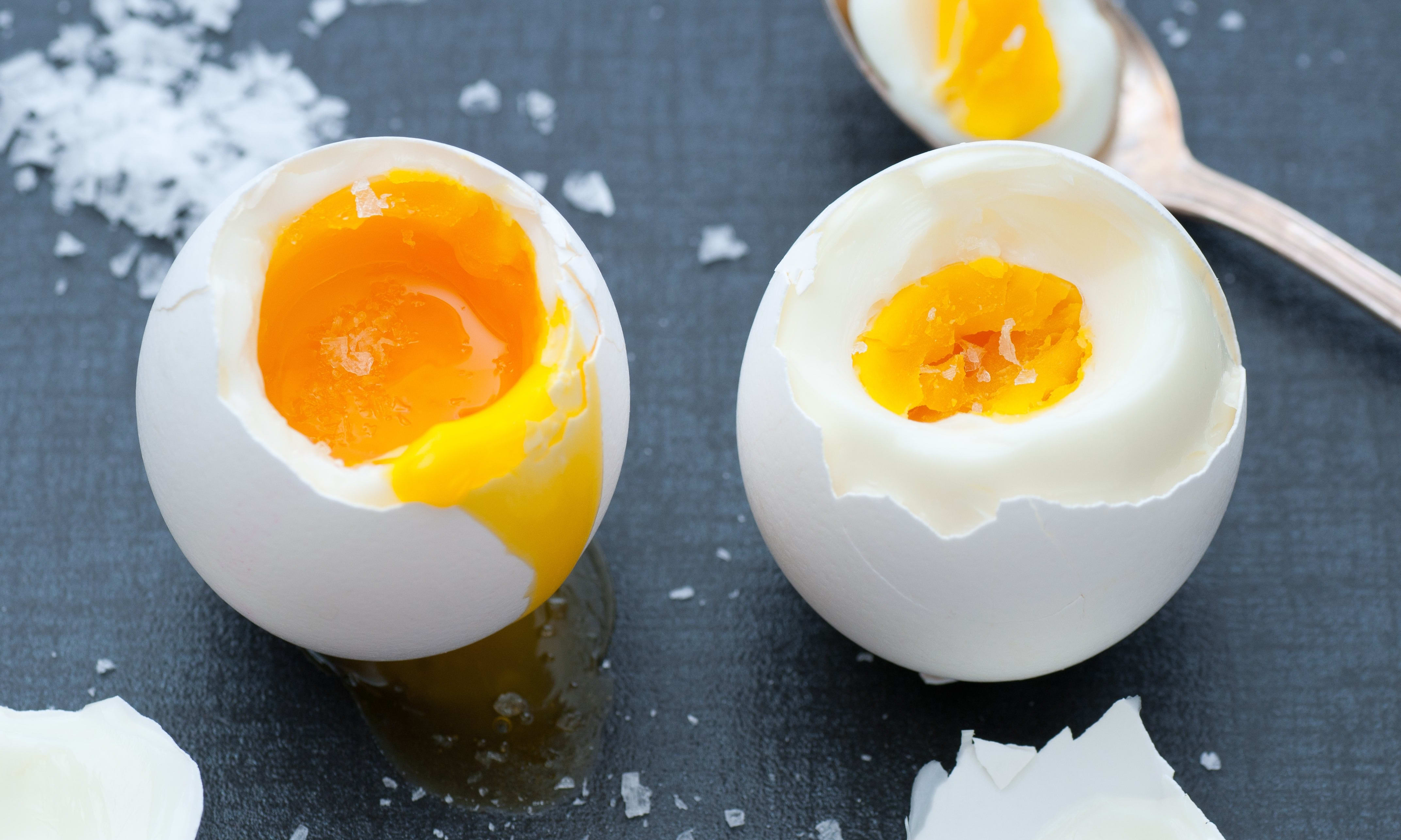 При гастрите можно яйца вареные. Яйца всмятку в мешочек и вкрутую. Яйцо вареное всмятку. Яйцо всмятку яйца вкрутую. Яйца всмятку в кипящую.