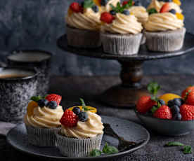 Babeczki z kremem budyniowym i owocami (Papavero)