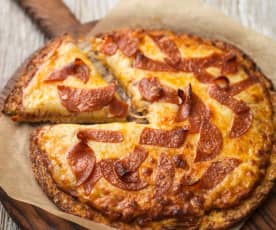 Pizza kalafiorowa z kiełbasą pepperoni