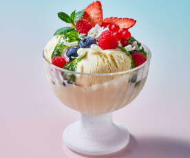Weißes Stracciatella-Eis mit Früchten und Minzpesto
