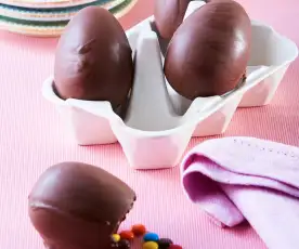 Huevos de chocolate con lunetas de colores