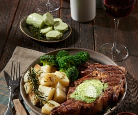 Steaks de surlonge et beurre aux herbes, pommes de terre au romarin et brocolis