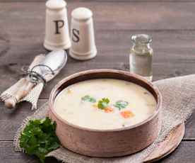 Gruziński rosół z mięsem z kurczaka i żółtkami (czichirtma)