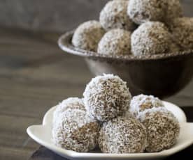 Macadamia protein balls with coconut butter