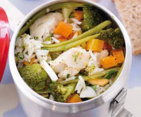 Salada de arroz com legumes e peixe