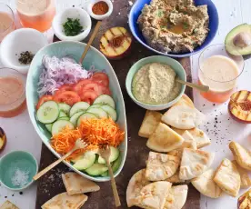 Tábua de Verão - Húmus de lentilhas, salada, pão pita tostado e Bellini de pêssego