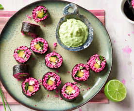 Sushi rosa con verduras y salsa de aguacate y wasabi