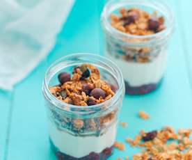 Iogurte grego com aroma de limão, doce de framboesa e granola