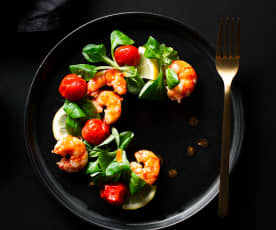 Ensalada con langostinos al ajillo y tomates cherry