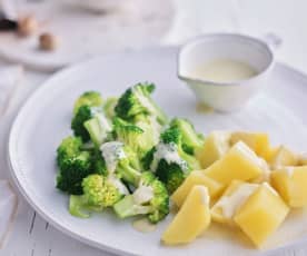 Brócoli y patatas con salsa de queso