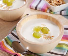 Suppe mit Olivenöl, Knoblauch und Mandeln
