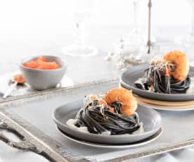 Espaguetis negros con langostino y salsa de parmesano