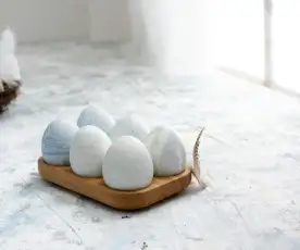 Eier hellblau färben