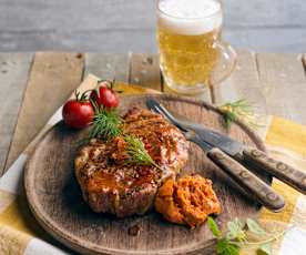 Grillowane kotlety ze schabu z masłem pomidorowo-czosnkowym