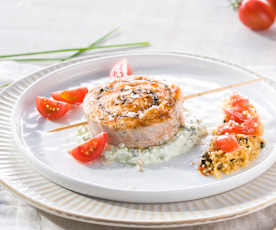 Salmón a la plancha con crema de queso a las hierbas y ensalada tabulé