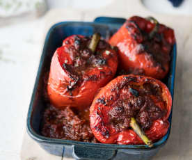 Peperoni ripieni in salsa al pomodoro