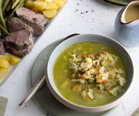 Menú: Sopa de coliflor. Solomillo de cerdo con verduras al vapor y salsa de pera