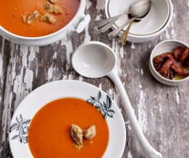 Sopa de tomate com quenelles de manjericão e tomate seco