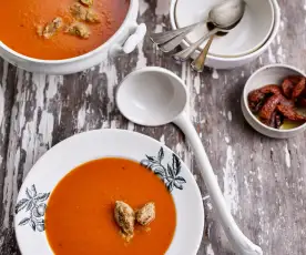 Sopa de tomate com quenelles de manjericão e tomate seco