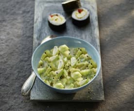 Sesam-Gurken-Salat als Sushi-Beilage