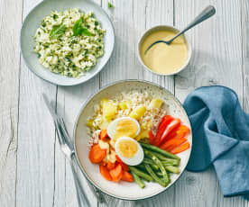 Gemüse-Bowl mit Saté-Sauce und Zucchini-Minz-Salat