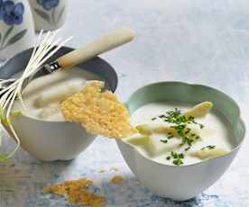 Velouté d'asperges et tuiles de fromage