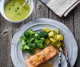 Menü mit Ingwer-Erbsen-Suppe, Zitronenlachs, Brokkoli und Kartoffeln