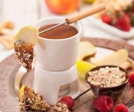 Fondue czekoladowe z owocami i orzechową posypką