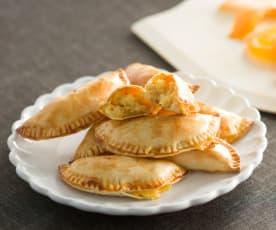 Empanadillas de naranja con crujiente de avellanas