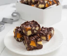 Cuburi de ciocolată cu biscuiți și fagure de miere