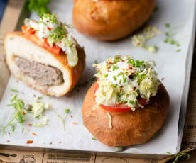 Hambúrguer com pão húngaro (Lángos) e salada