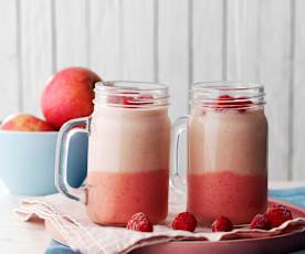 Dwukolorowy koktajl z owocami leśnymi