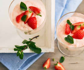Rhabarbercreme mit frischen Erdbeeren