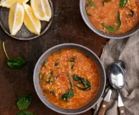 Zupa pomidorowa z ryżem, soczewicą i szpinakiem