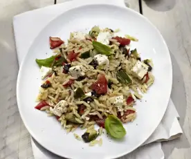 Risoni-Salat mit Feta und Oliven