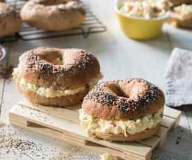 Roscas de espelta y miel con relleno de huevo duro y pepinillos