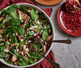 Salada de trigo-sarraceno com salmão e romã