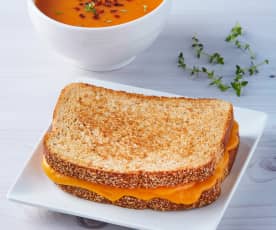 Grilled-cheese sandwich y sopa de jitomate