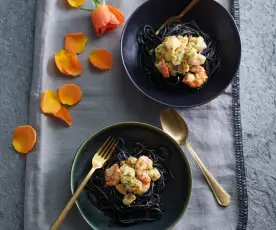 Esparguete negro com frutos do mar e molho de maracujá
