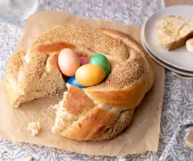 Couronne de challah au sésame avec œufs de Pâques
