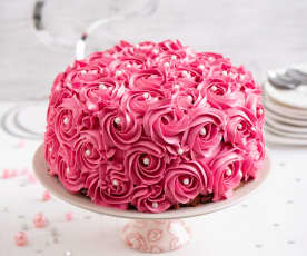 Różowy tort z kremem malinowym