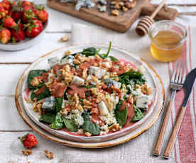 Sałatka z kaszą jaglaną, kalarepą, szpinakiem i gorgonzolą