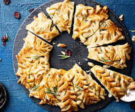 Coroa recheada com halloumi e alecrim