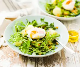 Salade croquante de légumes nouveaux et œuf poché