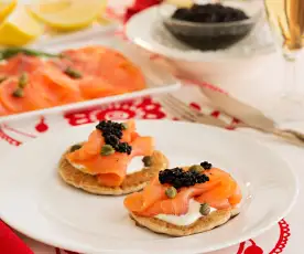 Blinis de sarraceno con salmón ahumado y caviar