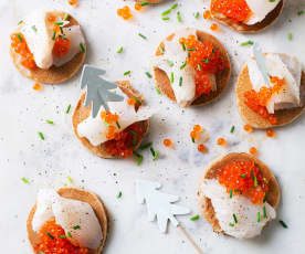 Blinis con bacalao ahumado y huevas de salmón