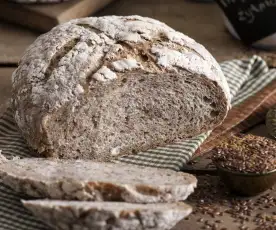 Chleb pszenno-żytni z kaszą gryczaną, chia i siemieniem lnianym na zakwasie