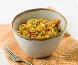 Noodles com caril de camarão e manga