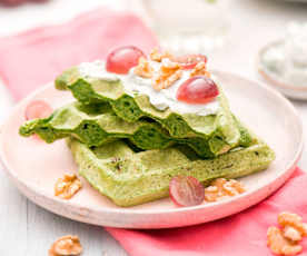 Gofry szpinakowe z kremem z gorgonzoli, winogronami i orzechami